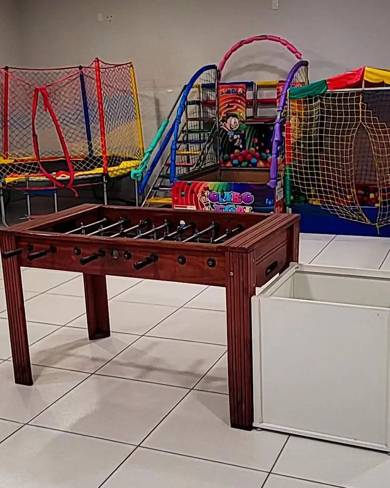 Cantinho dos brinquedos: totó, pula-pula, piscina de bolinhas e escorregador