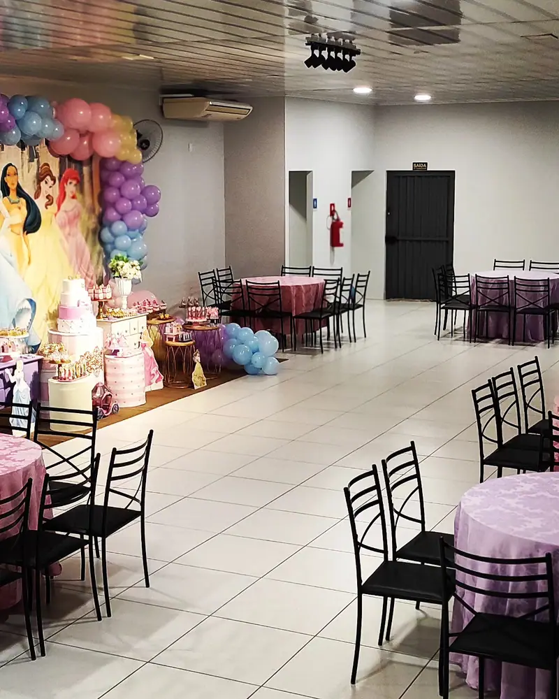 O salão inteiro montado para festa de princesas, com mesas de toalha lilás