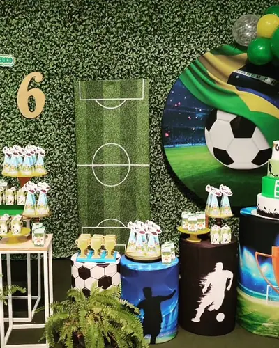 Festa de futebol: campo no painel, bola gigante e doces personalizados