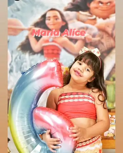 Maria Alice; bolo com o nome e flores tropicais, painel da Moana, vela 6. Festa realizada no Espaço Comemora em 2023