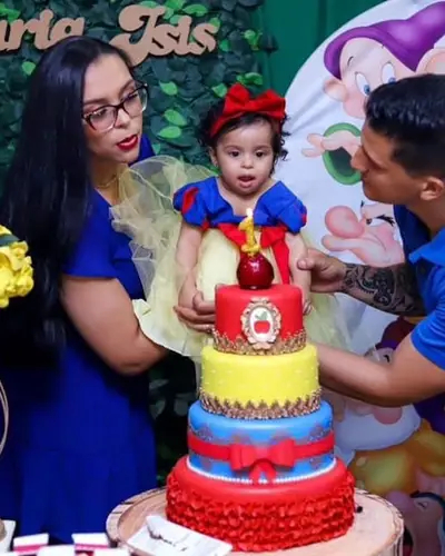 MARIA ISIS 1 ANINHO; Branca de Neve com os sete anoes, muro verde, macas vermelhas. Festa realizada no Espaço Comemora em 2023