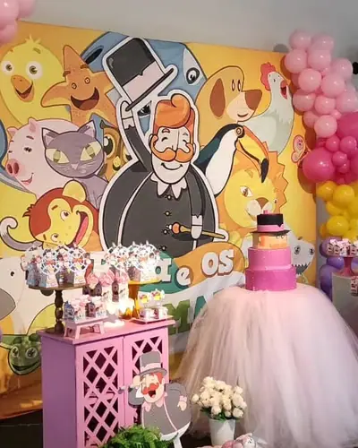 painel de bichos com o Doutor; bolo rosa sobre saia de tule; 3 fotos. Festa realizada no Espaço Comemora em 2023