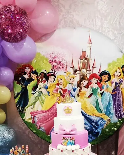 Eloa, 3 aninhos; painel com as princesas Disney, castelo, arco pastel. Festa realizada no Espaço Comemora em 2023