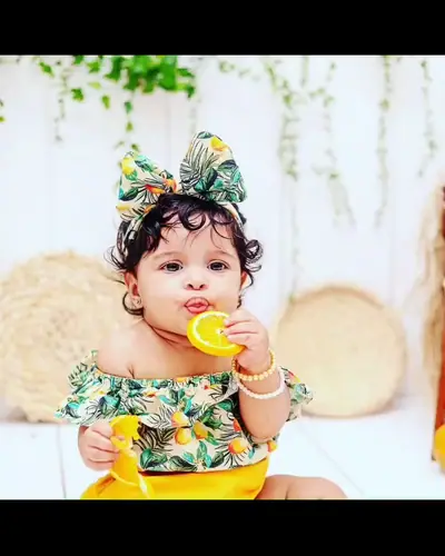 ensaio de bebe com bolo smash em estetica tropical. Festa realizada no Espaço Comemora em 2023