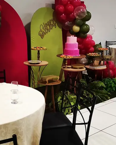 FESTA ADULTA: painel pink e verde-limao com 'Happy Birthday', bolo rosa degrade, samambaias. Festa realizada no Espaço Comemora em 2023