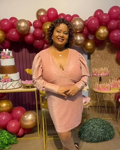 FESTA ADULTA: aniversariante de vestido rosa; baloes pink e dourado, bolo de 3 andares. Festa realizada no Espaço Comemora em 2023