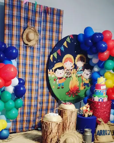 ARRAIA DA PROPRIA CASA: painel junino, xadrez, fogueira, saco de arroz, toras. Festa realizada no Espaço Comemora em 2023