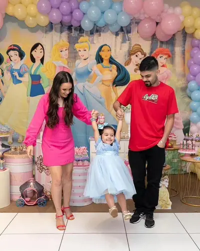painel com todas as princesas Disney; bolo de 4 andares rosa e branco, carruagem. Festa realizada no Espaço Comemora em 2023