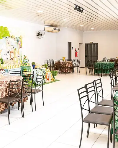 safari com jipe, animais de pelucia e folhagens; verde, azul e amarelo. Festa realizada no Espaço Comemora em 2023