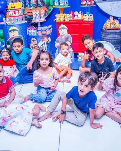 ROBLOX: personagens em MDF, pneus, azul e vermelho. Festa realizada no Espaço Comemora em 2023