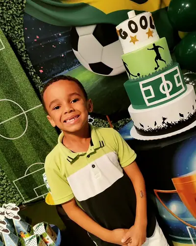 FREDERICO 6 anos; tema selecao brasileira com muro de grama, bandeira e tacas. Festa realizada no Espaço Comemora em 2023
