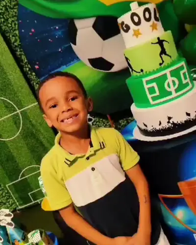 tema FUTEBOL/SELECAO: bandeira do Brasil, gramado, bolo com campo e a palavra GOOL. Festa realizada no Espaço Comemora em 2023
