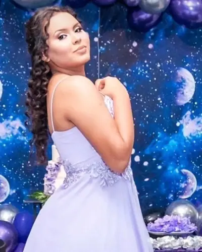 15 anos tema GALAXIA: painel de planetas e estrelas, lilas e prata, vestido lilas. Festa de 15 anos realizada no Espaço Comemora em 2023