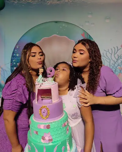 Gabrielly; sereia com concha gigante, bolo de escamas verde e lilas, vela 9; 9 fotos. Festa realizada no Espaço Comemora em 2023
