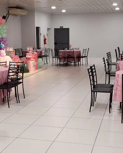 bolo da Patrulha Canina com vela 3; mae com a aniversariante. Festa realizada no Espaço Comemora em 2023