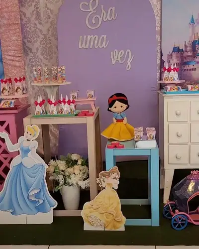 'Era uma vez': Branca de Neve, Cinderela e Bela em MDF; castelo, comoda branca, lilas. Festa realizada no Espaço Comemora em 2023
