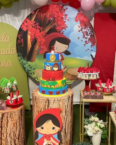 CHAPEUZINHO VERMELHO 'Pela estrada afora': troncos, arvore de flores vermelhas, bolo de 4 andares. Festa realizada no Espaço Comemora em 2023