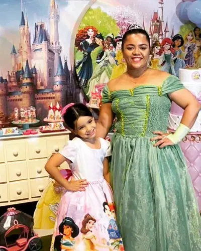 PRINCESA VIVA CONTRATADA: Fiona/princesa em fantasia posando com a aniversariante. Festa realizada no Espaço Comemora em 2023