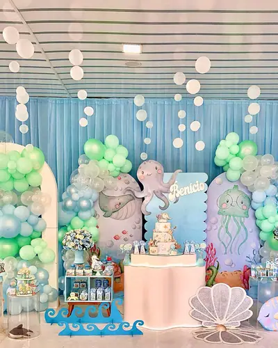 fundo do mar com o nome BENICIO; polvo, baleia, agua-viva, cavalo-marinho, verde e azul. Festa realizada no Espaço Comemora em 2023