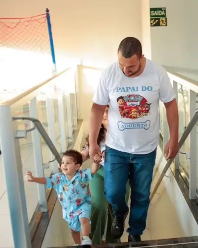 tema carrinhos/corrida com neon 5; pai e filho descendo a escada do espaco. Festa realizada no Espaço Comemora em 2023