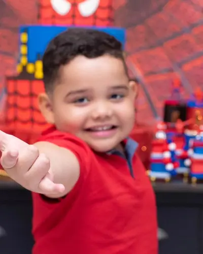 'SUPER LORENZO', 5 anos; teia do Homem-Aranha, vermelho e azul; 9 fotos. Festa realizada no Espaço Comemora em 2023