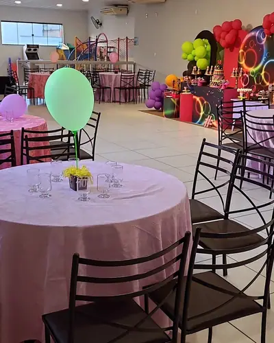 decoracao NEON: argolas fluorescentes, preto com verde e rosa; salao em rosa. Festa realizada no Espaço Comemora em 2023