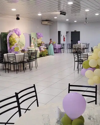 princesa Tiana: painel verde-agua e lilas, bolo de 3 andares com coroa e castelo. Festa realizada no Espaço Comemora em 2023