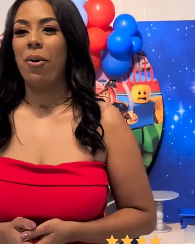 depoimento diante do painel do Roblox. Festa realizada no Espaço Comemora em 2023