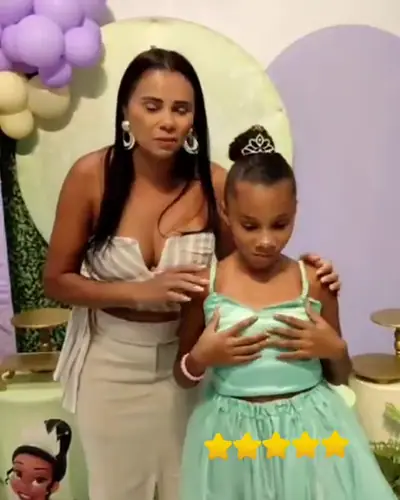 debutante de vestido verde-agua com a Tiana no painel; depoimento com 5 estrelas. Festa de 15 anos realizada no Espaço Comemora em 2023