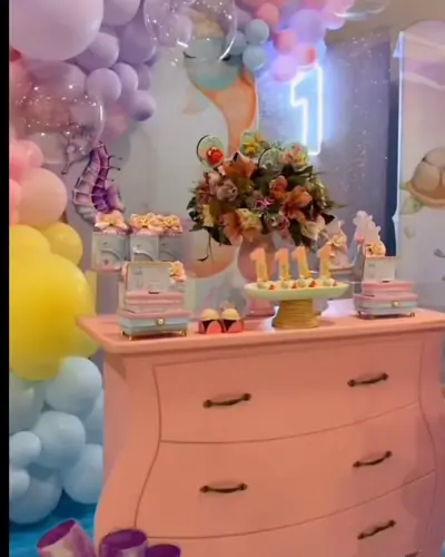 fundo do mar pastel com comoda rosa vintage, neon 1, corais e agua-viva. Festa realizada no Espaço Comemora em 2024