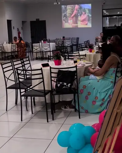 salao montado com projecao ao fundo e baloes azul e pink. Festa realizada no Espaço Comemora em 2024