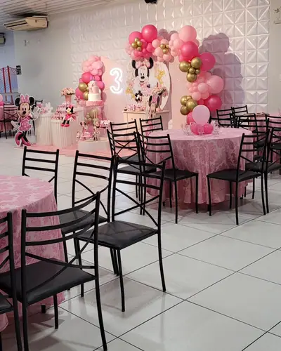 15 anos da Maria Eduarda; cerimonial contratado (@cerimonial_sonho_de_crianca); 3 fotos. Festa de 15 anos realizada no Espaço Comemora em 2024