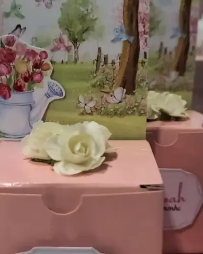 jardim com regador, flores e placa 'Eloah 1 aninho'. Festa realizada no Espaço Comemora em 2024