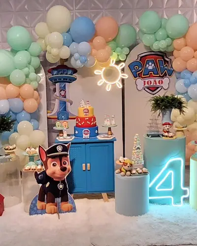 Patrulha Canina em paleta PASTEL com neon 4 e o nome JOAO; versao suave do tema. Festa realizada no Espaço Comemora em 2024