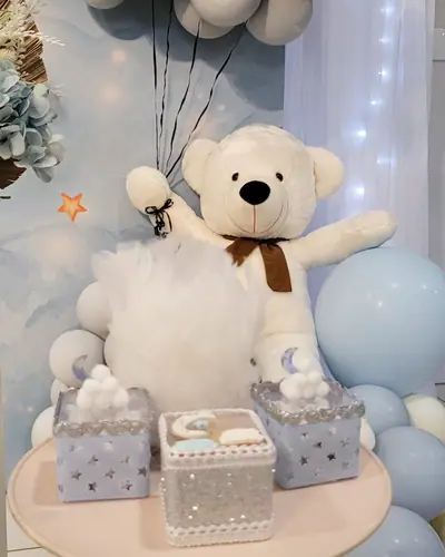 urso polar de pelucia gigante, nuvens de algodao, azul-serenity e prata. Festa realizada no Espaço Comemora em 2024