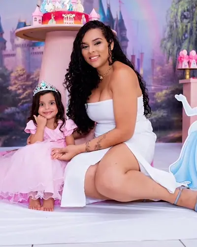 castelo de princesas com Cinderela; aniversariante de vestido rosa com tiara. Festa realizada no Espaço Comemora em 2024