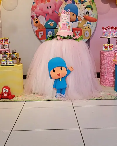 POCOYO: painel com Pocoyo e Pato, saia de tule rosa, cilindros amarelo e azul, vela 3. Festa realizada no Espaço Comemora em 2024