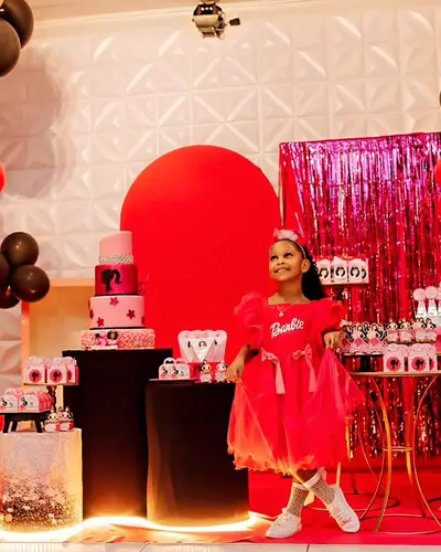 BARBIE: bolo rosa de 4 andares com silhueta, cortina metalizada pink, vela 5. Festa realizada no Espaço Comemora em 2024