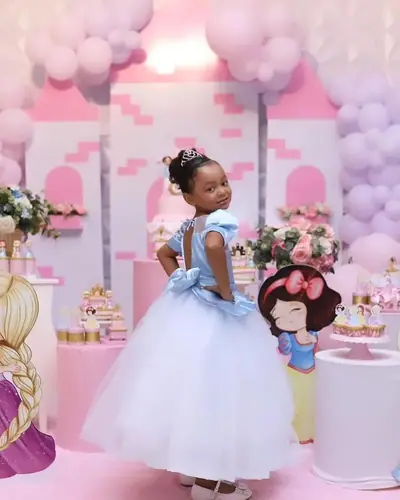 castelo de princesas em rosa e lilas; aniversariante de vestido azul de Cinderela. Festa realizada no Espaço Comemora em 2024