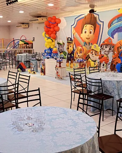 Patrulha Canina com a brinquedoteca visivel ao fundo; salao montado. Festa realizada no Espaço Comemora em 2024