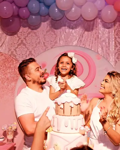 tema DOCERIA/sorveteria: cupcakes, casquinhas e pirulitos gigantes, pastel candy. Festa realizada no Espaço Comemora em 2024