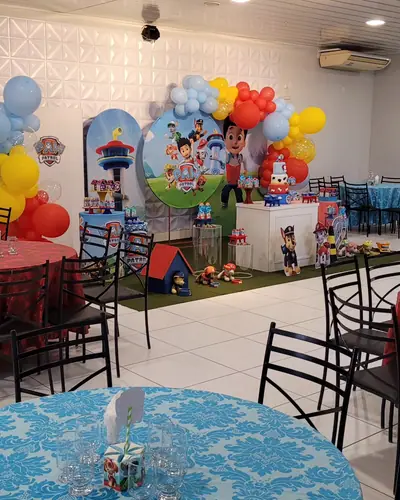 Patrulha Canina: torre de controle, personagens em MDF, vermelho, azul e amarelo; 4 fotos. Festa realizada no Espaço Comemora em 2024
