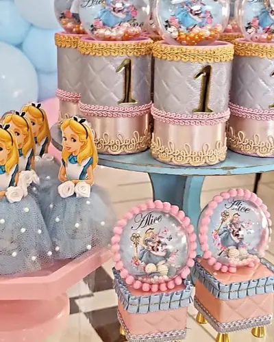 ALICE NO PAIS DAS MARAVILHAS: piso xadrez, relogio, cartas, azul e rosa. Festa realizada no Espaço Comemora em 2024