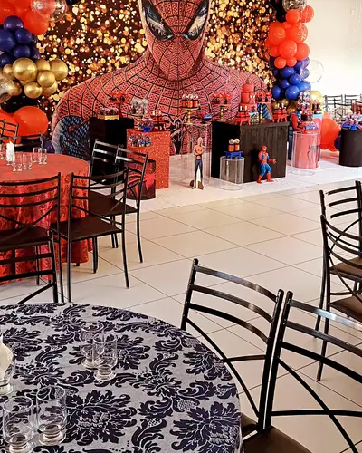Homem-Aranha: painel do rosto, vermelho, azul e dourado, salao montado. Festa realizada no Espaço Comemora em 2024