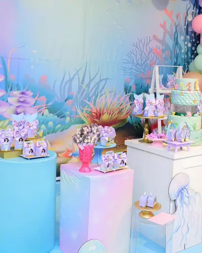 fundo do mar em pastel: corais, agua-viva, bolo de sereia. Festa realizada no Espaço Comemora em 2024