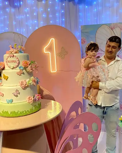 1 aninho da Ellena; bolo de 4 andares com borboletas e flores. Festa realizada no Espaço Comemora em 2024