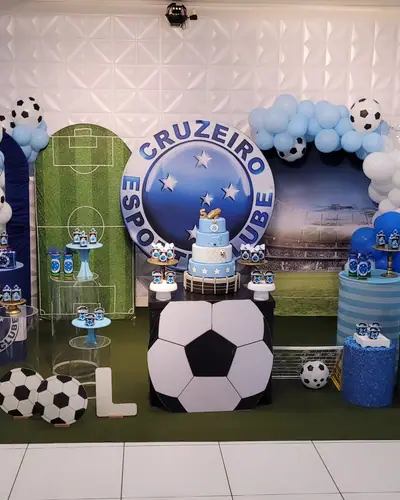 CRUZEIRO: escudo, gramado, bolas de futebol, letras GOL, azul e branco. Festa realizada no Espaço Comemora em 2024