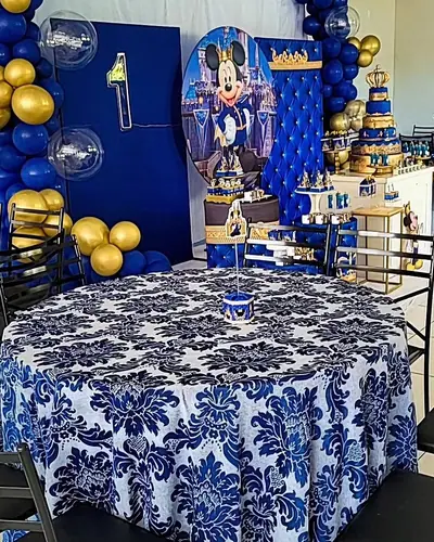 painel azul-marinho capitone com coroa dourada. Festa realizada no Espaço Comemora em 2024