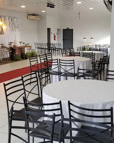 CASAMENTO: salao montado em branco, tapete vermelho, cortina de luzes. Festa realizada no Espaço Comemora em 2024
