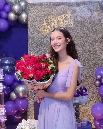 pai e debutante diante do painel prateado com Happy Birthday. Festa de 15 anos realizada no Espaço Comemora em 2024